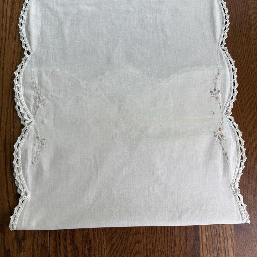Vtg Southern Belle Embroidered Girl Linen Table Runner Wedding Lace Edge 40x17